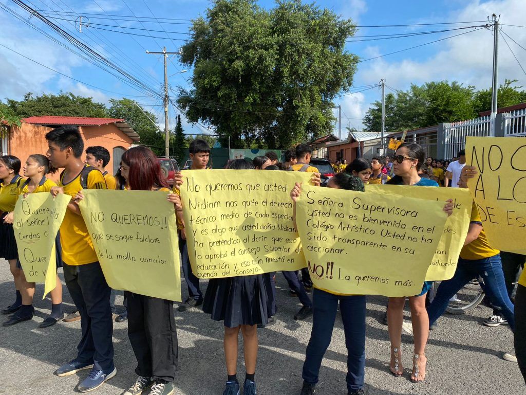 Colegio artístico de Liberia protesta por recortes en materias de arte
