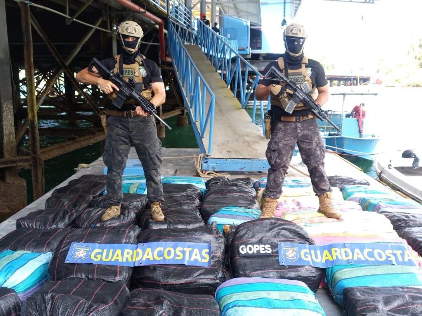 Casi 2 toneladas de droga fueron decomisadas al detener lancha veloz en las aguas de Golfito