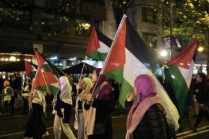 EuropaPress 5600245 varias mujeres portan banderas palestinas manifestacion contra violencia