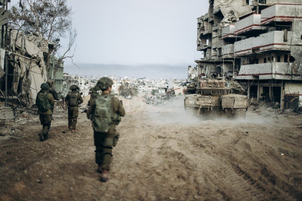 Relatora de la ONU afirma que los muertos por la ofensiva israelí sobre Gaza podrían ser hasta de 680.000, diez veces más que los documentados -65.000- 1 EuropaPress 5662717 militares carro combate israeli interior franja gaza