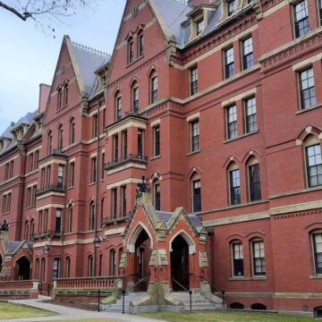 Universidad de Harvard rechaza los cambios que exige Trump: Cualquier parecido con Chaves en Costa Rica ¿es coincidencia?