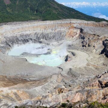 Reportan aumento de erupciones freáticas