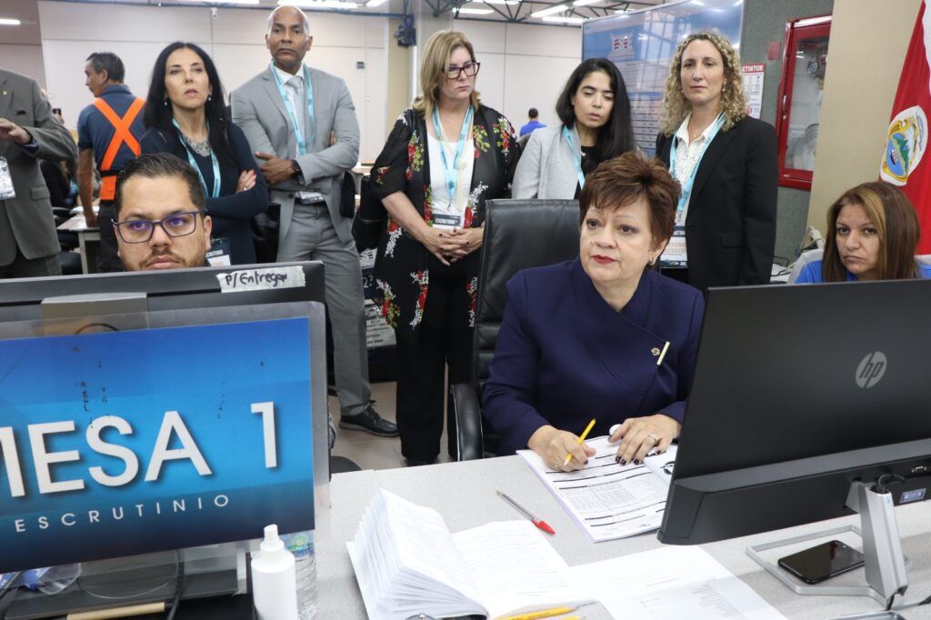TSE empieza el conteo manual de votos con visita de los jueces de la COrte Interamericana de Derechos Humanos