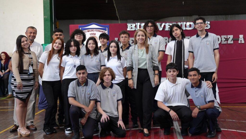 La vicepresidenta Munive soltó el llanto en el Liceo Mauro Fernández al narrar carencias económicas de su época colegial