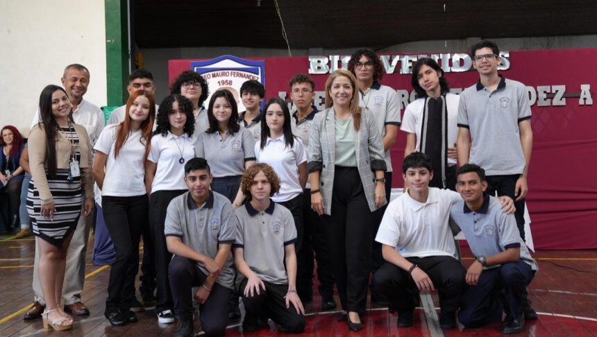 La vicepresidenta Munive soltó el llanto en el Liceo Mauro Fernández al narrar carencias económicas de su época colegial