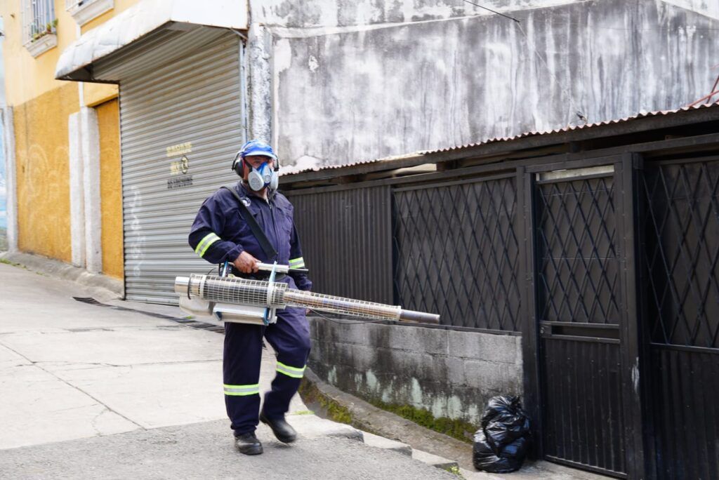 Ministerio de Salud empezó fumigaciones contra el dengue en La Carpio y Alajuela