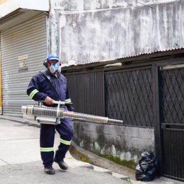 Ministerio de Salud empezó fumigaciones contra el dengue en La Carpio y Alajuela