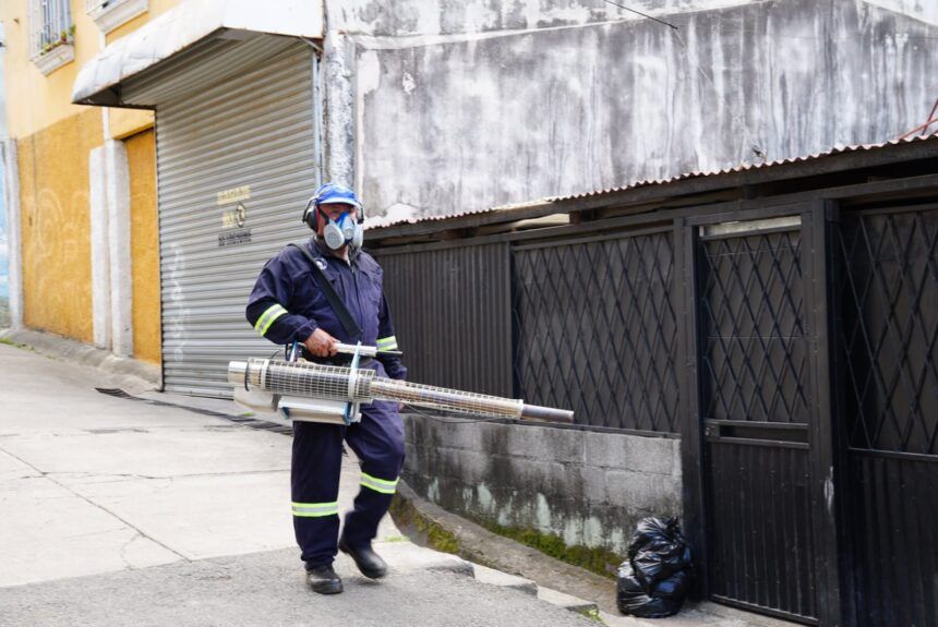 Ministerio de Salud empezó fumigaciones contra el dengue en La Carpio y Alajuela