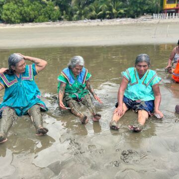 Adultos mayores de la comunidad indígena La Casona (Coto Brus) no conocían el mar y gracias al ebáis pudieron hacerlo