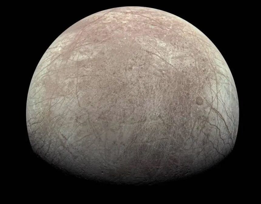 ¡Astrofísicos hablan de colonizarla! La luna Europa de Júpiter genera oxígeno para que respiren un millón de humanos