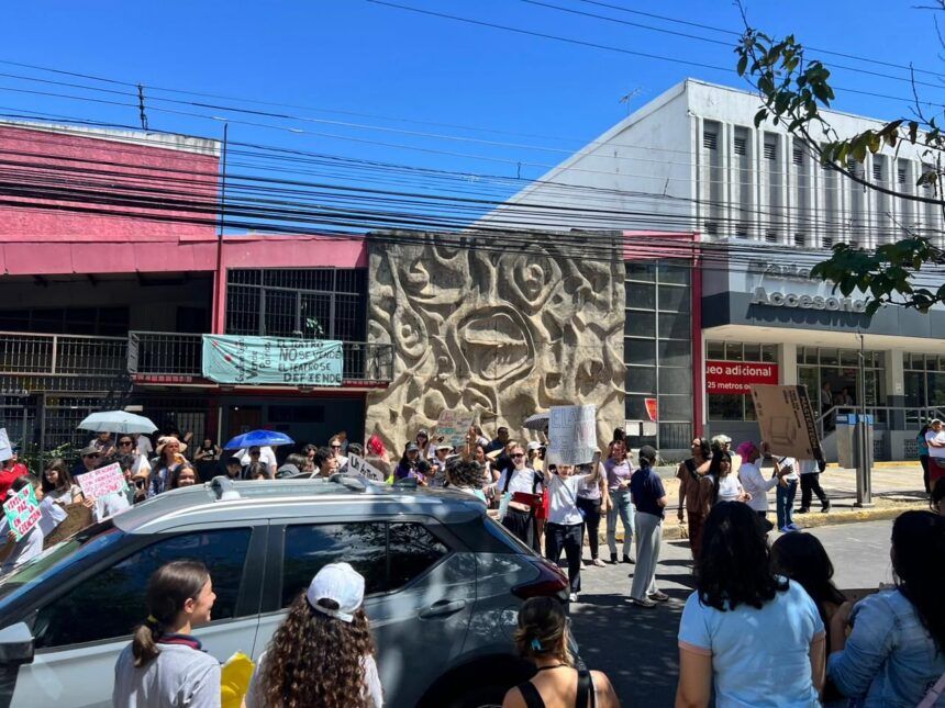 Legisladores presentan proyecto de ley para intentar detener la venta del teatro del Castella (descárguelo aquí)