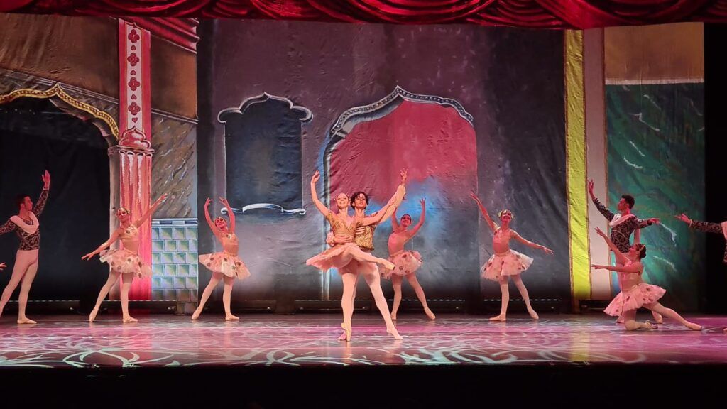 El ballet llegó a 700 niños en riesgo social esta noche en el Teatro Melico Salazar