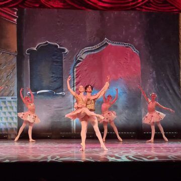 El ballet llegó a 700 niños en riesgo social esta noche en el Teatro Melico Salazar