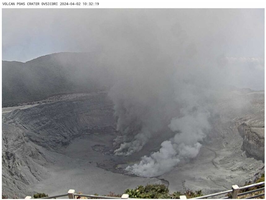 Cierran el volcán Poás durante 2 días por aumento de emisión de gases