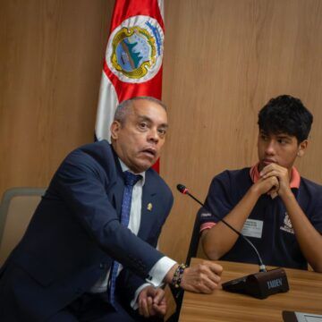 Presidente Chaves se reúne hoy en busca de acuerdo con mariachis, evangélicos y liberales para directorio legislativo
