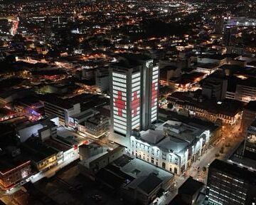 Banco Nacional se ilumina con la Cruz Roja en honor a la Benemérita costarricense y expone conmovedoras fotografías