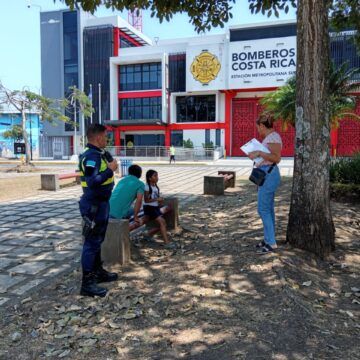 Directora de jardín infantil en San José sale a reclutar niñez migrante para que reciban su derecho a la educación