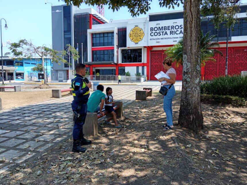 Directora de jardín infantil en San José sale a reclutar niñez migrante para que reciban su derecho a la educación