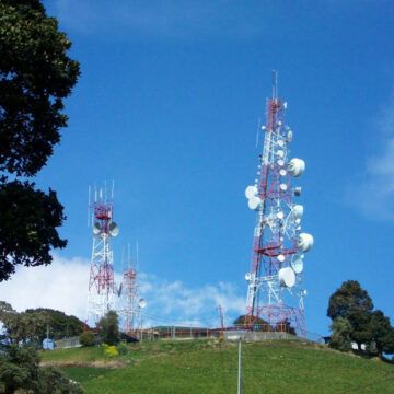 Ejecutivo da prórroga a actuales concesiones de radio y televisión por 15 meses mientras abre concurso público