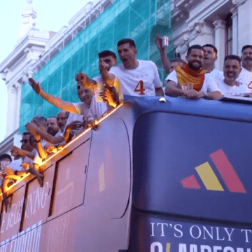 La selección española se da un multitudinario baño de masas por la cuarta EURO