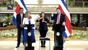 Ministra de Salud evidencia contradicción al jerarca del AyA en medio de interrupciones del presidente Chaves