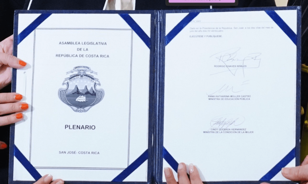 Frente Amplio espera que Chaves firme ley que beneficia a trabajadores independientes ante amenaza de veto por parte de Nogui Acosta 5 Video donde ministra Laura Fernández finge firmar un documento circula internacionalmente