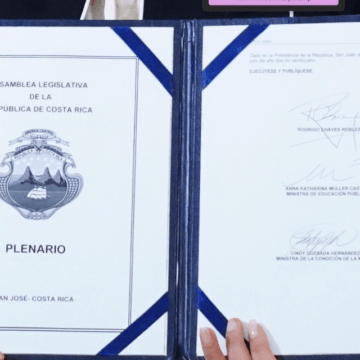Video donde ministra Laura Fernández finge firmar un documento circula internacionalmente