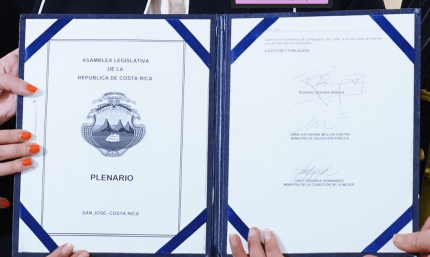Video donde ministra Laura Fernández finge firmar un documento circula internacionalmente