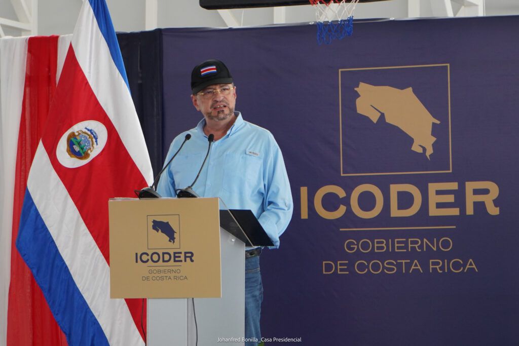 Chaves presume como su obra gimnasio en Suretka cuya construcción empezó en abril de 2021 y luego costó el doble