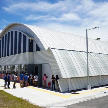 Chaves presume como su obra gimnasio en Suretka cuya construcción empezó en abril de 2021 y luego costó el doble