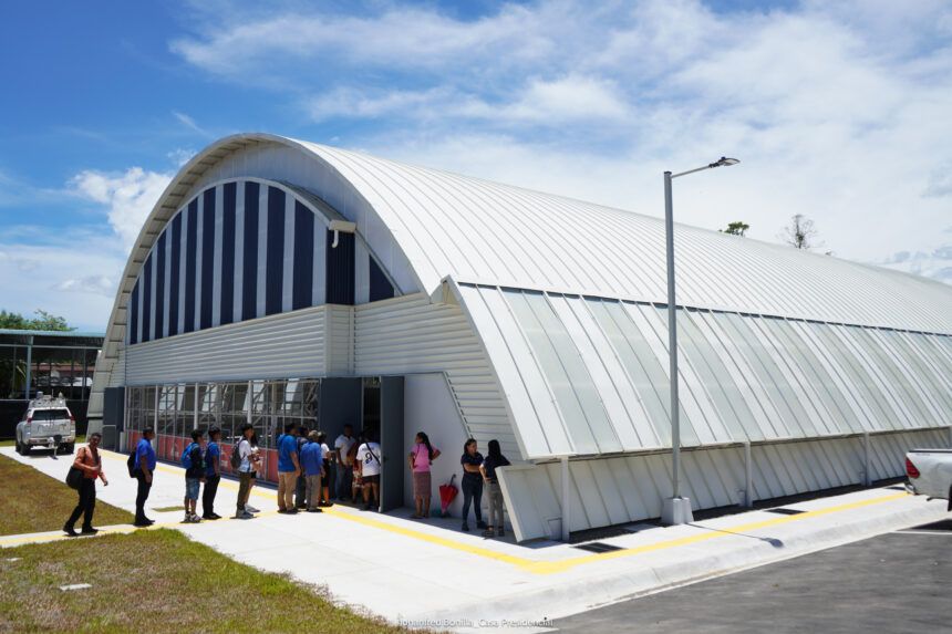 Chaves presume como su obra gimnasio en Suretka cuya construcción empezó en abril de 2021 y luego costó el doble