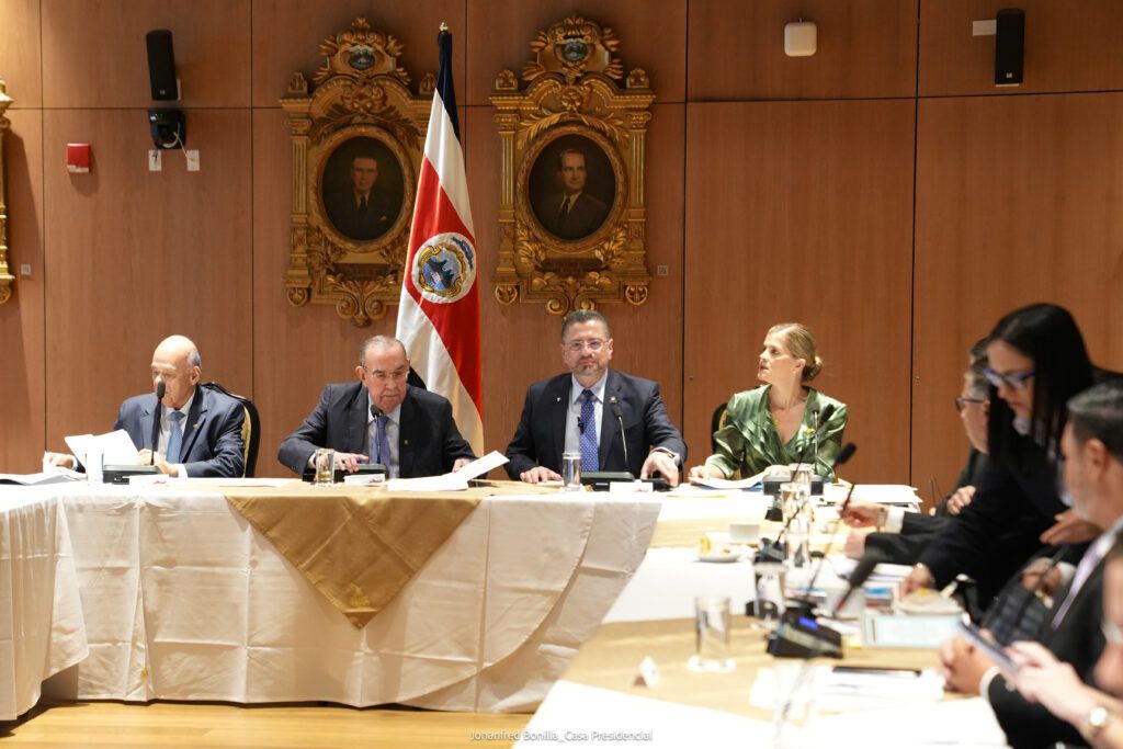 Presidente Rodrigo Chaves arma nuevo show: Aunque comunicó que no asistiría, llegó de sorpresa a reunión con los tres poderes en el Congreso