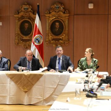 Presidente Rodrigo Chaves arma nuevo show: Aunque comunicó que no asistiría, llegó de sorpresa a reunión con los tres poderes en el Congreso