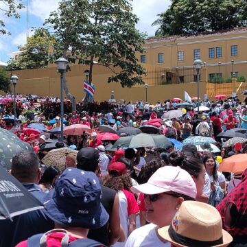 ¡Educación hoy, paz mañana! Multitudinaria manifestación ocupó Avenida Segunda, vía a San Pedro y colmó la Plaza de la Democracia