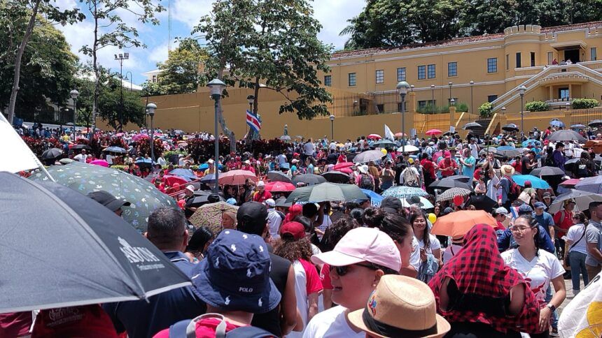 ¡Educación hoy, paz mañana! Multitudinaria manifestación ocupó Avenida Segunda, vía a San Pedro y colmó la Plaza de la Democracia