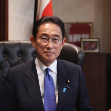 Dimite primer ministro de Japón por escándalos financieros