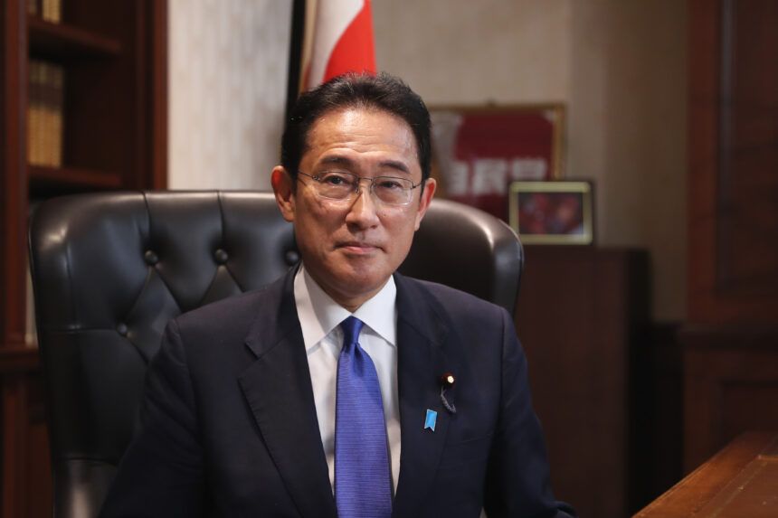 Dimite primer ministro de Japón por escándalos financieros