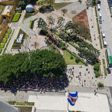 Imágenes: Marcha de apoyo al Gobierno Chaves Robles con escasa presencia bajo los árboles frente a la Asamblea Legislativa