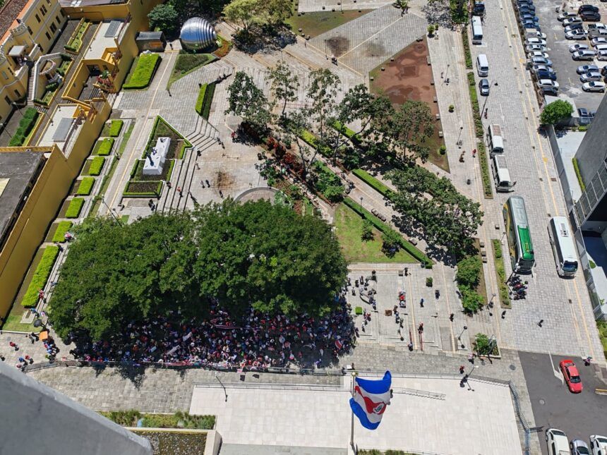 Imágenes: Marcha de apoyo al Gobierno Chaves Robles con escasa presencia bajo los árboles frente a la Asamblea Legislativa
