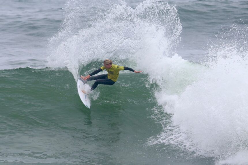 Queda en quinto lugar: el costarricense Sam Reidy avanza a semifinales del Panamericano de Surf en Perú