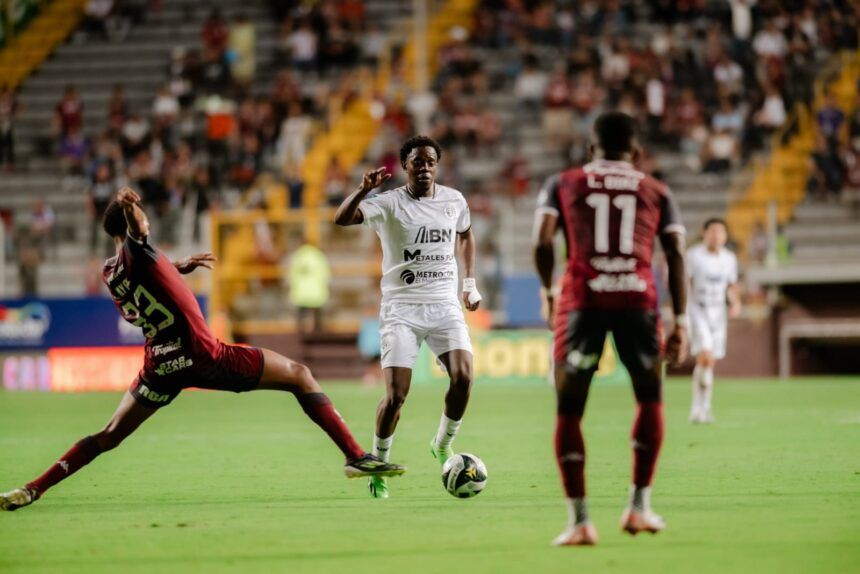 Los equipos grandes con dificultad en el cierre del campeonato nacional: cuando faltan 7 partidos hay 8 equipos para 4 cupos