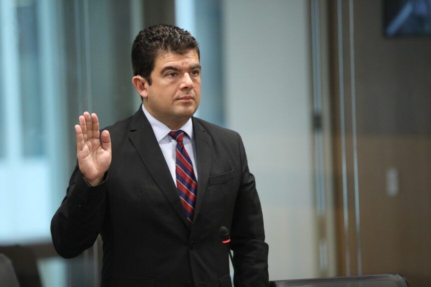 Precandidatura de Álvaro Ramos en el PLN estaría en riesgo por no cumplir requisito legal
