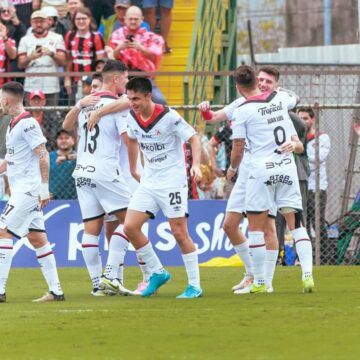 LDA celebra Cuando quedan 3 partidos la Liga consolida la punta del Torneo de Invierno con 6 puntos de ventaja