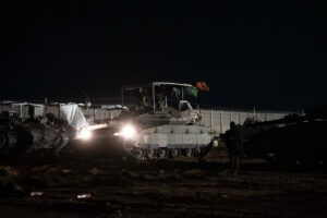 Ofensiva de Israel contra la Franja de Gaza ya cobra más de 53.000 muertos y la crisis humanitaria persiste ante el bloqueo sionista 25 EuropaPress 6429280 vehiculo blindado fuerzas armadas israel imagen nocturna archivo