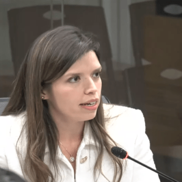Ex viceministra de Hacienda afirma haber sido perseguida por el Gobierno: Decisión de contratar a MECO para aeropuerto Oduber la tomó Alejandro Picado, presidente de la CNE