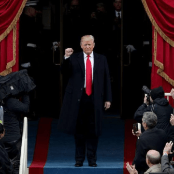 Trump firma subida de aranceles a China, México y Canadá; admite que causará problemas pero ya no serán “el país de los tontos”