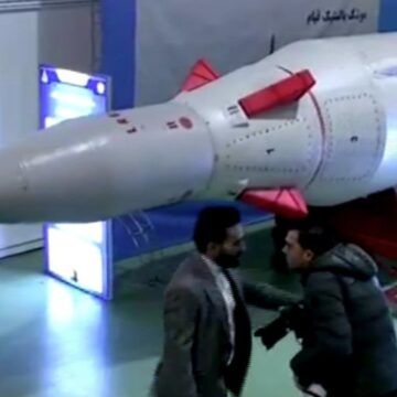 Irán presenta su nuevo misil balístico 'Etemad' con alcance de 1.700 kilómetros Lo último de la guerra contra Irán: EEUU bombardea la isla de Jark, Catar evacúa zonas y el estrecho de Ormuz en crisis