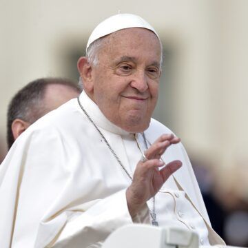 El Papa Francisco está fuera de peligro pero seguirá en observación médica