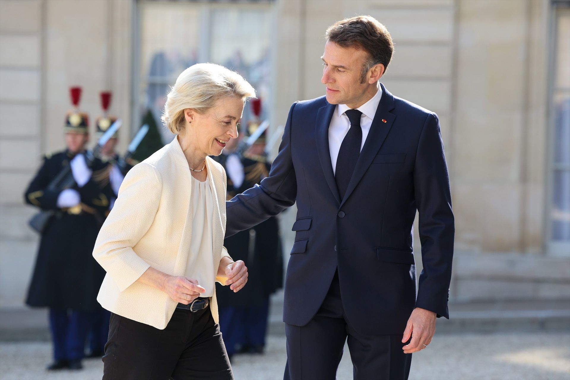 Reporte de Europa y Ucrania: Macron anuncia el envío de una misión franco-británica para entrenar al ejército ucraniano -y mucha información más- 1 EuropaPress 6607823 presidenta comision europea ursula von der leyen junto presidente frances