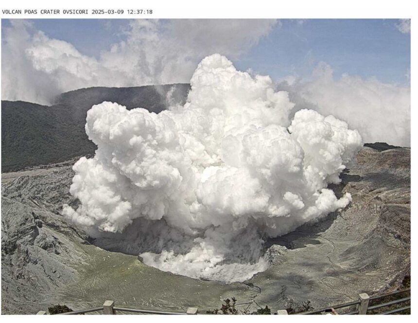 Video: Gran erupción del volcán Poás provoca cierre temporal para visitantes